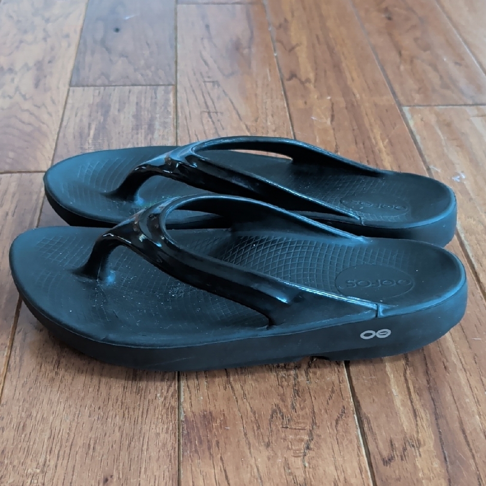 Oofos Oolala Black Flip Flop Recovery Sandals